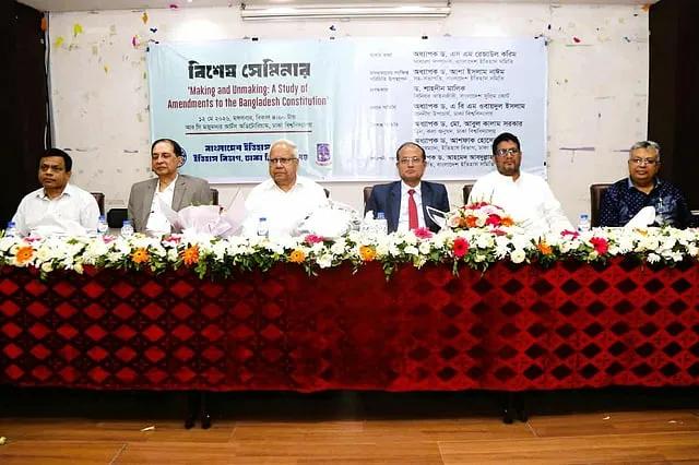 ঢাকা বিশ্ববিদ্যালয়ের উপাচার্যের মতে, সংবিধান সংস্কার জনগণের ইচ্ছাকে প্রাধান্য দিয়ে হওয়া উচিত।