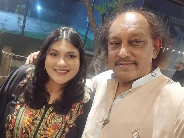 উন্নত চিকিৎসার জন্য ভারতমুখী কারিনা, অর্থাভাবে পাশে যেতে পারেননি বাবা কায়সার হামিদ