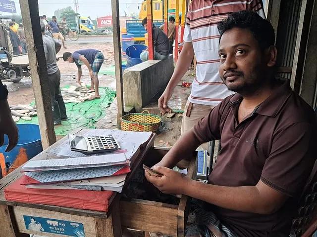 বাবা তাঁর হাম আক্রান্ত ছেলেকে আইসিইউতে রেখে কর্মস্থলে যাচ্ছেন