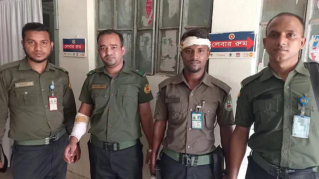 খাগড়াছড়ির রামগড়ে অবৈধ বালু উত্তোলনের বিরুদ্ধে অভিযানে হামলা, ১৫ জন কর্মকর্তা-গ্রামবাসী আহত; পরিস্থিতি নিয়ন্ত্রণে ফাঁকা গুলি ও রাবার বুলেট