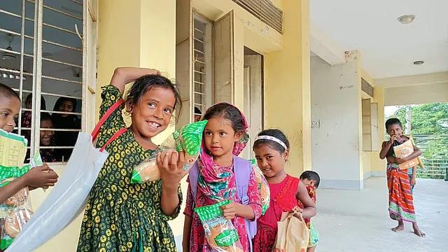 শিক্ষার স্তর নিয়ে বাবা-মায়ের অসচেতনতা: চরের এক বিদ্যালয়ের গল্প