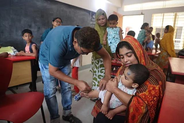 হারিয়ে যাওয়া শিশুদের খুঁজে বের করে হামের টিকা দেওয়া হচ্ছে