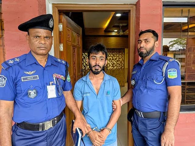 কৃষি বিশ্ববিদ্যালয়ে ছাত্রী হেনস্তাকারী যুবক আটক, পরে মাদকসহ ধরা